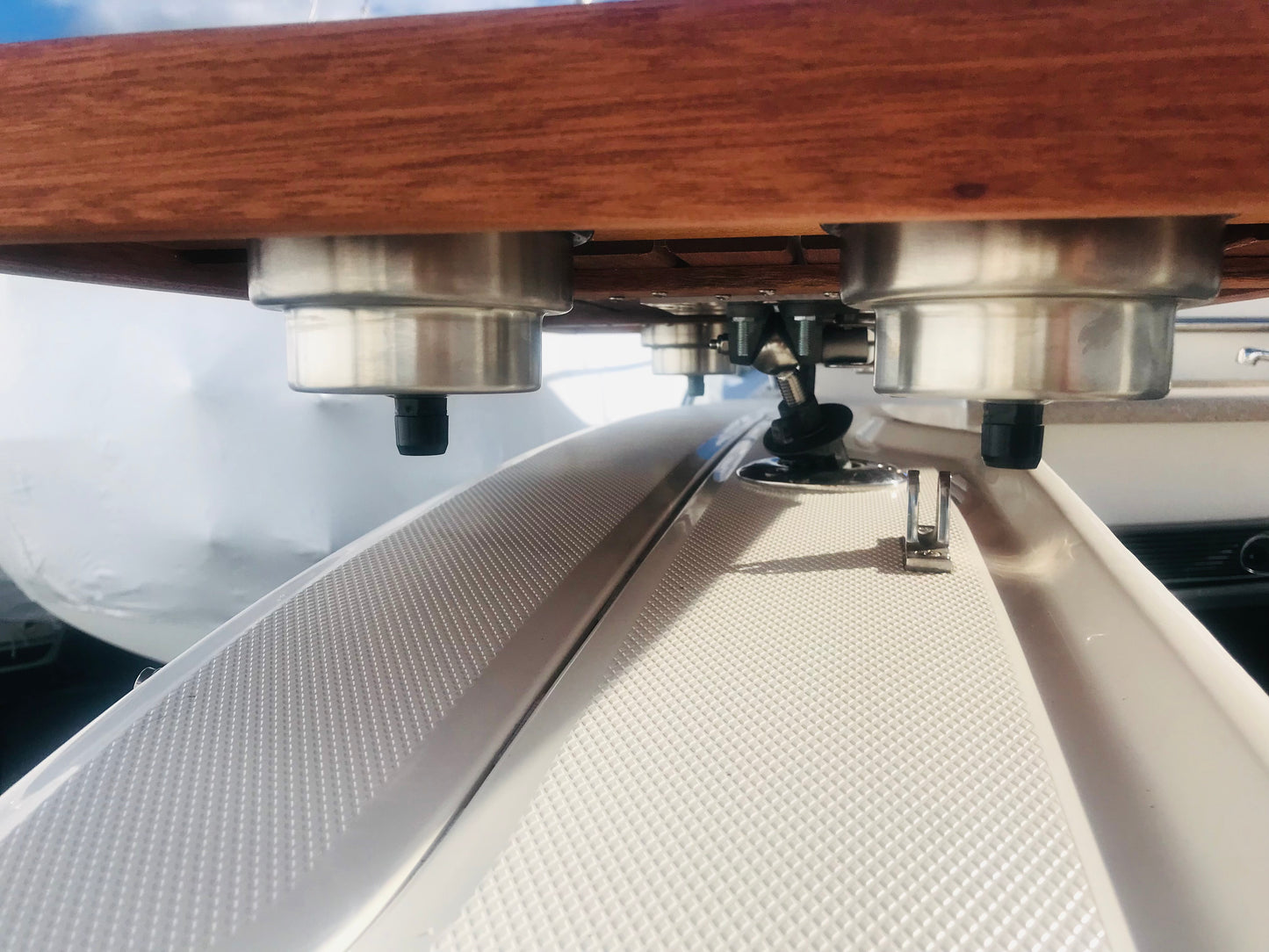levelock mounted table